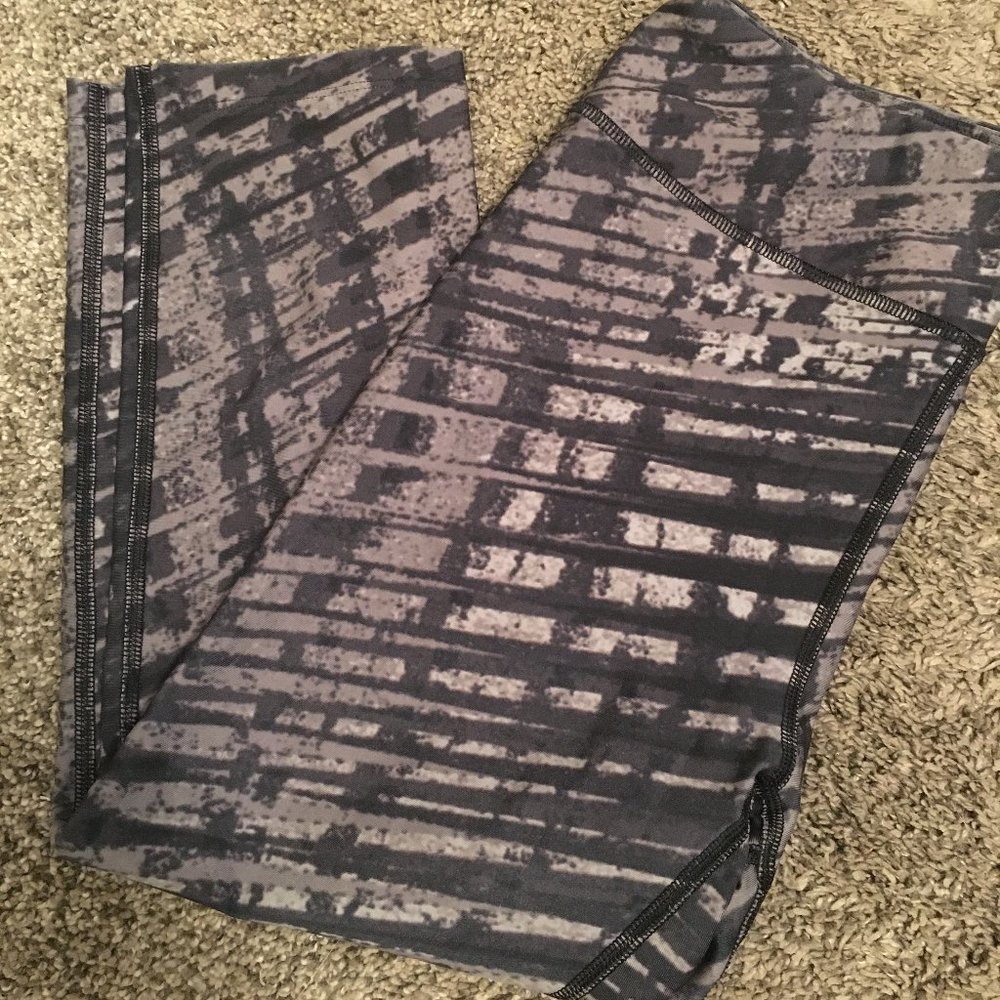 Under Armour Cropped Leggings, Size Medium